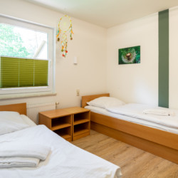 Behindertengerechtes Schlafzimmer im Ferienhaus am See in Deutschland für Rollstuhlfahrer