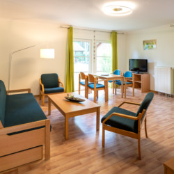 Wohnzimmer im Gruppenhaus am See in Deutschland für Behinderte und Rollstuhl-Fahrer