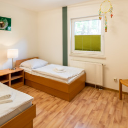 Behindertengerechtes Schlafzimmer im Ferienhaus am See in Deutschland für Rollstuhlfahrer