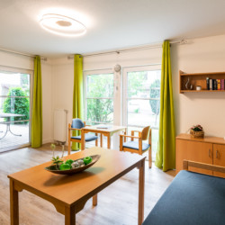Wohnzimmer im Gruppenhaus am See in Deutschland für Behinderte und Rollstuhl-Fahrer