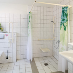 Behindertengerechtes Badezimmer im Ferienhaus am See in Deutschland für Rollstuhlfahrer