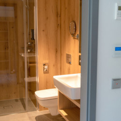 Badezimmer im barrierefreien Hotel K6 für behinderte Menschen und Rollstuhl-Fahrer im Harz