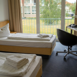 Zimmer im barrierefreien Hotel K6 für behinderte Menschen und Rollstuhl-Fahrer