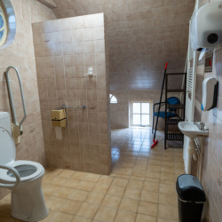 Barrierefreies Badezimmer im Gruppenhaus Regge für behinderte Menschen in den Niederlanden