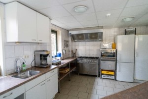 Küche im niederländischen Gruppenhaus Follenhoegh für Behinderte