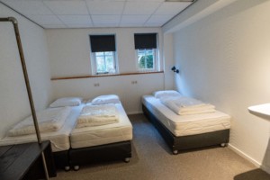 Schlafzimmer im barrierefreien Gruppenhaus Nieuwe Brug in den Niederlanden