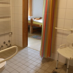 Barrierefreies Badezimmer im Wiesenhaus an der Ostsee, das für Behindertengruppen mit Rollstuhl-Fahrern gut geeignet ist