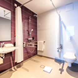Barrierefreies Badezimmer im Hotel für Rollstuhlfahrer in Lübeck