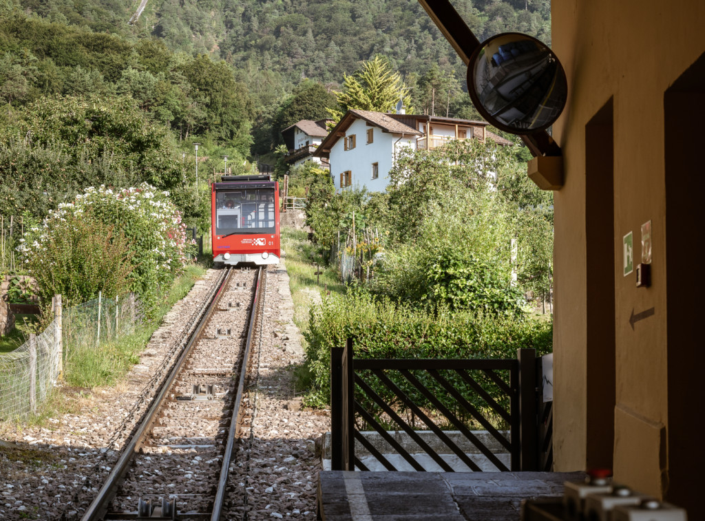 Barrierefreie Bergbahn auf den Mendelpass in Südtirol, Italien