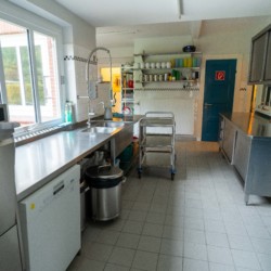 Küche im barrierefreien Gruppenhaus Delphin an der Nordsee für Kindergruppen und Menschen mit Behinderung