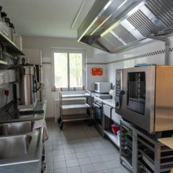 Küche im barrierefreien Gruppenhaus Delphin an der Nordsee für Kindergruppen und Menschen mit Behinderung