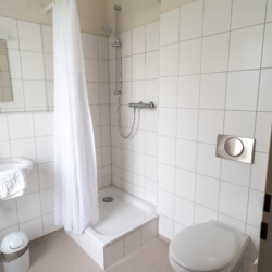 Badezimmer im Deichhaus an der Nordsee für behinderte Meschen und Rollstuhl-Fahrer