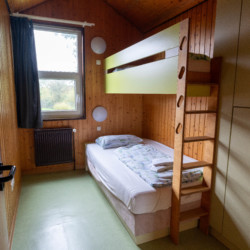 Schlafzimmer im Feriendorf Schillig an der Nordsee für behinderte Menschen und Personen im Rollstuhl