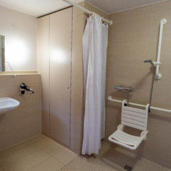 Badezimmer im Feriendorf Schillig an der Nordsee für behinderte Menschen und Personen im Rollstuhl