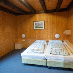 Schlafzimmer im Feriendorf Schillig an der Nordsee für behinderte Menschen und Personen im Rollstuhl