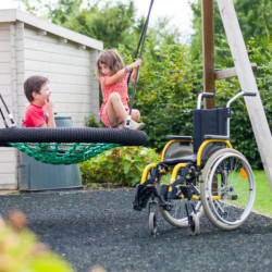 Spielplatz am barrierefreien Gruppenhaus de Dielis in Belgien für Menschen mit Behinderung und im Rollstuhl