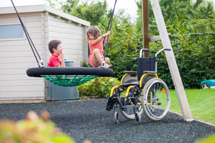 Spielplatz am barrierefreien Gruppenhaus de Dielis in Belgien für Menschen mit Behinderung und im Rollstuhl