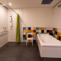 Badezimmer im barrierefreien Gruppenhaus de Dielis in Belgien für Menschen mit Behinderung und im Rollstuhl