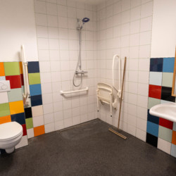 Badezimmer im barrierefreien Gruppenhaus de Dielis in Belgien für Menschen mit Behinderung und im Rollstuhl