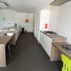 Küche im barrierefreien Gruppenhaus de Dielis in Belgien für Menschen mit Behinderung und im Rollstuhl