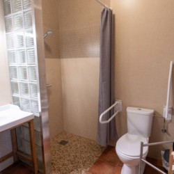 Badezimmer im barrierefreien Gruppenhaus Hoeve Genemeer für Menschen mit Behinderung in Belgien