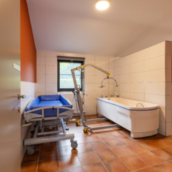 Badezimmer im barrierefreien Gruppenhaus Hoeve Genemeer für Menschen mit Behinderung in Belgien