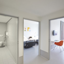Twin-Zimmer im barrierefreien Hotel Middelpunt für Menschen mit Behinderung an der Nordsee