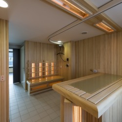 Infrarot-Sauna im barrierefreien Gruppenhotel Middelpunt an der Nordsee für Menschen im Rollstuhl