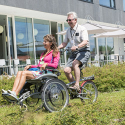 Rolli-Fiets im barrierefreien Gruppenhotel Middelpunt an der Nordsee für Menschen im Rollstuhl