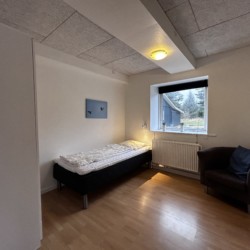 Geräumiges Schlafzimmer im dänischen Ferienhaus Filso für Jugendreisen.