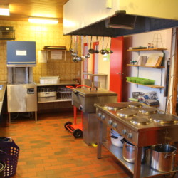 Professionelle Gruppenküche für große Gruppen im dänischen Freizeitheim Samlejren für Jugendreisen.