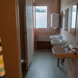 Großer Sanitärraum im Freizeitheim Samlejren für Jugendreisen nach Dänemark.