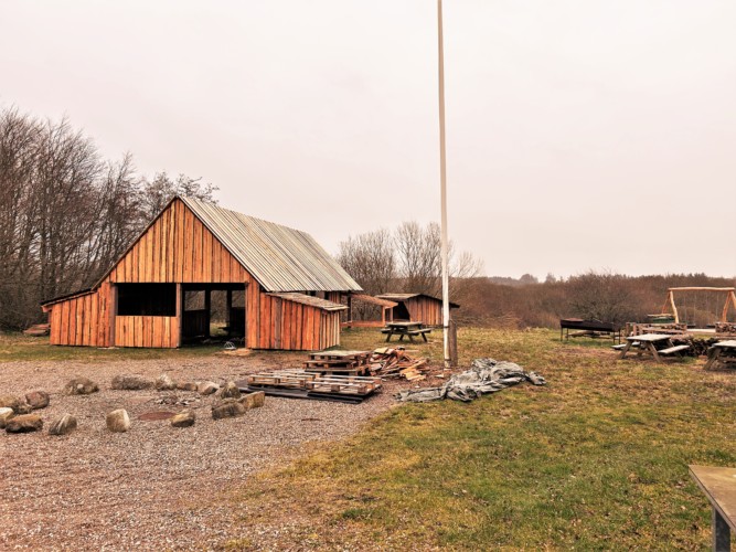 Haus Samlejren mit großem Außengelände für aktive Jugendreisen nach Dänemark.