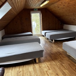 Große und geräumige Zimmer im Haus Samlejren für aktive und große Jugendgruppen in Dänemark.