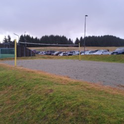 Norwegisches Gruppenhaus mit Volleyball-Feld.