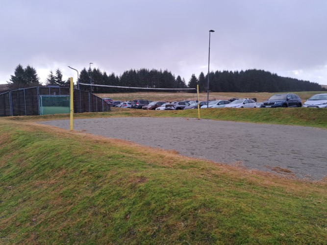 Norwegisches Gruppenhaus mit Volleyball-Feld.