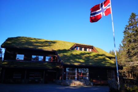 Das norwegische Gruppenhaus in Nähe des Meeres Holmavatn