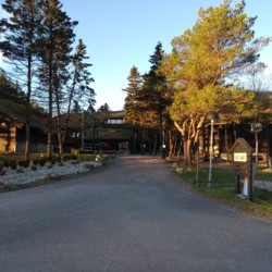 Die Gebäude von Holmavatn, der Gruppenunterkunft in Norwegen am See.