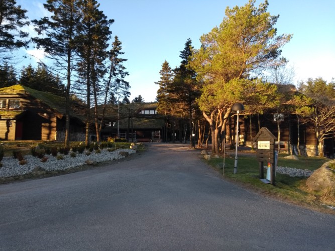 Die Gebäude von Holmavatn, der Gruppenunterkunft in Norwegen am See.