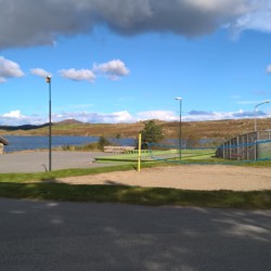 Sportfelder am norwegischen Freizeitheim Holmavatn.