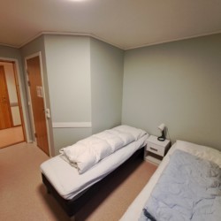Doppelzimmer im Freizeitheim Holmavatn in Norwegen am See.