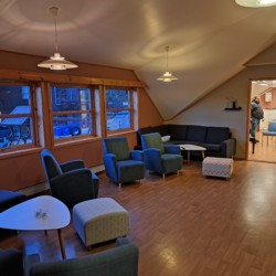 Zwei Gruppenräume lassen sich zu einem verbinden im norwegischen Gruppenhaus Holmavatn.