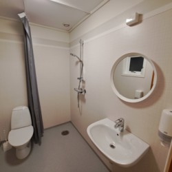 Zimmer mit eigenem Bad im Gruppenhaus in Norwegen.