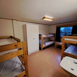 Mehrbettzimmer in der norwegischen Gruppenunterkunft Holmavatn.