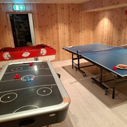 Spielraum mit Kicker im norwegischen Freizeitheim.