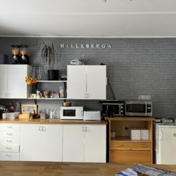 Gut ausgestattete Küchenzeile für große Jugendgruppen im Freizeithaus Hälleberga in Schweden.