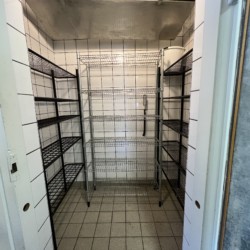 Küche mit großem Lagerraum im schwedischen Freizeitheim Hälleberga für große Jugendgruppen.