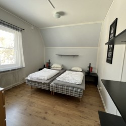 Modernes Schlafzimmer für große Jugendgruppen im schwedischen Freizeithaus Hälleberga.