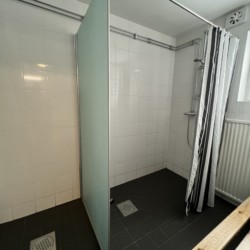 Moderne Duschen im schwedischen Freizeitheim Hälleberga für Jugendgruppen.