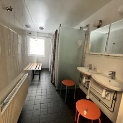 Sanitär und Duschen im schwedischen Freizeithaus Hälleberga für Jugendfreizeiten.